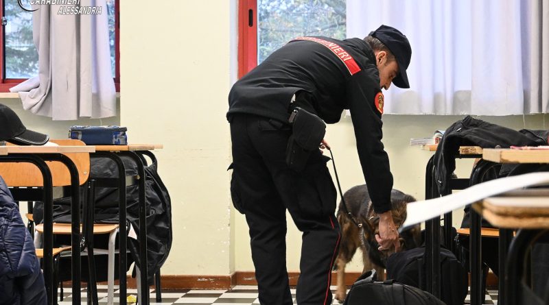 Controlli con i cani antidroga dei Carabinieri nelle scuole del tortonese